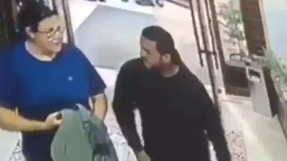 החוקרת אליזבט צורקוב מתועדת יוצאת מבית קפה בבגדאד, עיראק, מרץ 2023
