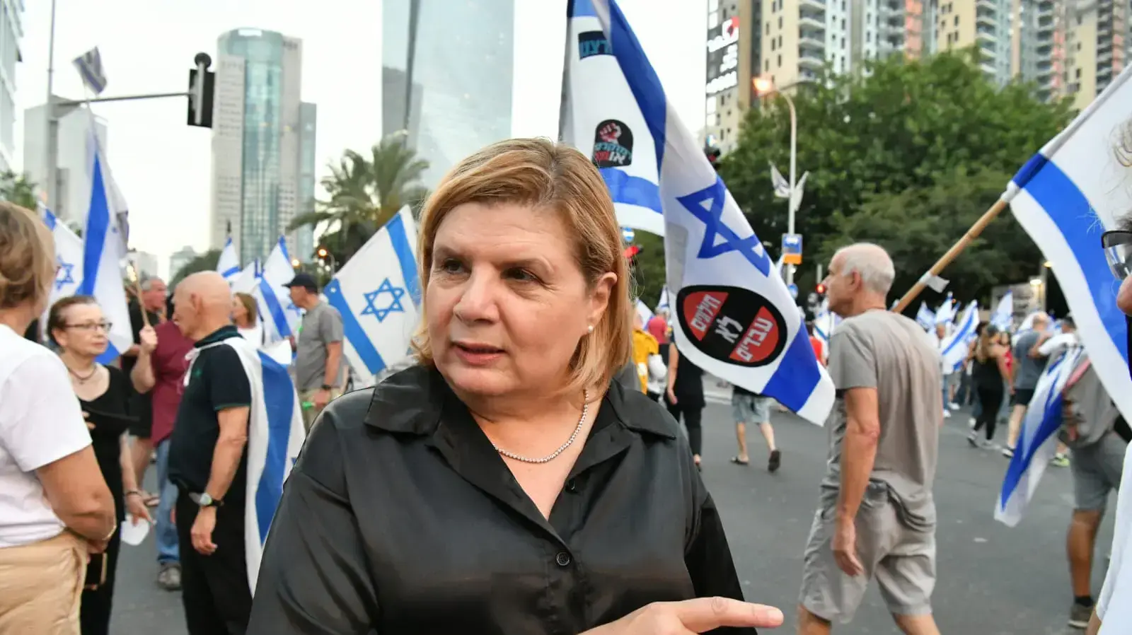 אורנה ברביבאי הפגנות נגד המהפכה המשפטית בתל אביב, שבוע 27. 08 ביולי 2023