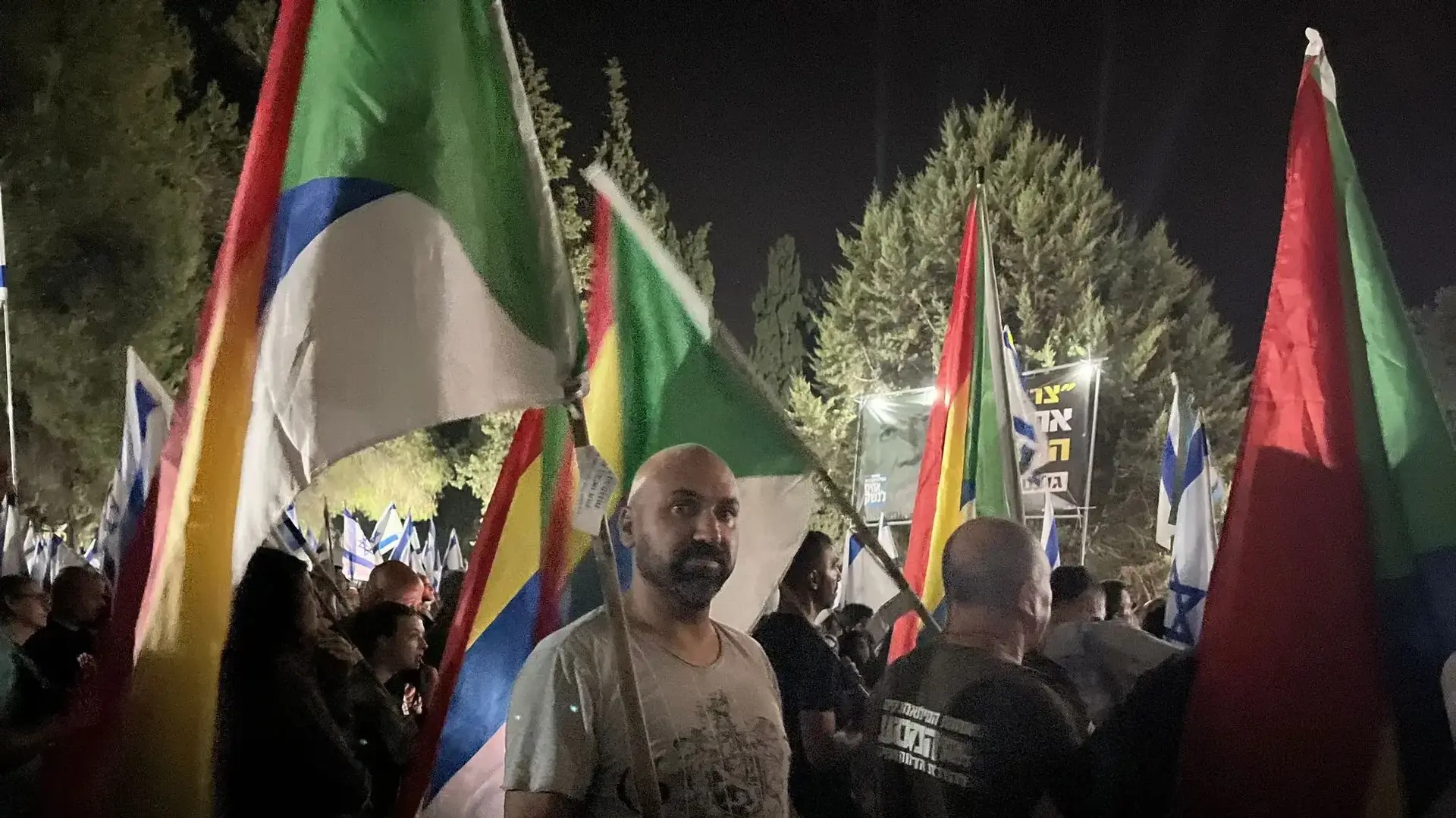 בני העדה הדרוזית מפגינים מחוץ לביתו של שר הביטחון יואב גלנט. 7 ביולי 2023 בני העדה הדרוזית מפגינים מחוץ לביתו של שר הביטחון יואב גלנט. 7 ביולי 2023