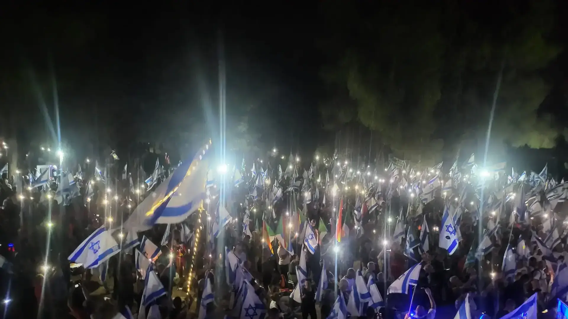 אלפים מפגינים נגד הרפורמה המשפטית מחוץ לביתו של שר הביטחון גלנט. 7 ביולי 2023 אלפים מפגינים נגד הרפורמה המשפטית מחוץ לביתו של שר הביטחון גלנט. 7 ביולי 2023