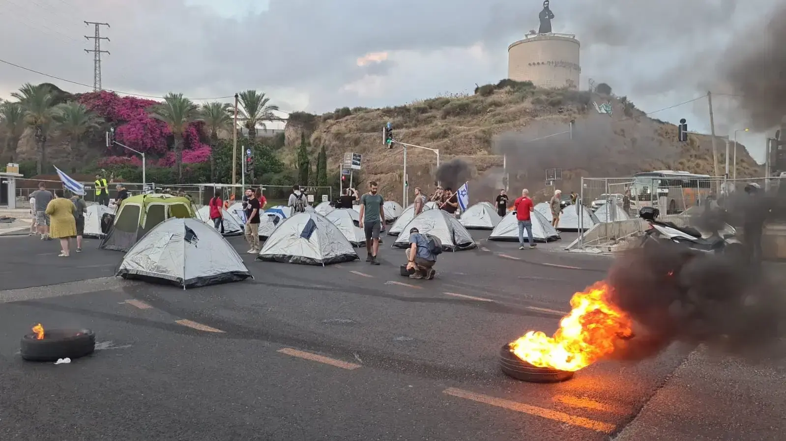 מפגינים נגד המהפכה המשפטית הקימו אוהלים על כביש החוף וחוסמים את מחלף הסירה בהרצליה, 11 ביולי 2023 מפגינים נגד המהפכה המשפטית הקימו אוהלים על כביש החוף וחוסמים את מחלף הסירה בהרצליה, 11 ביולי 2023
