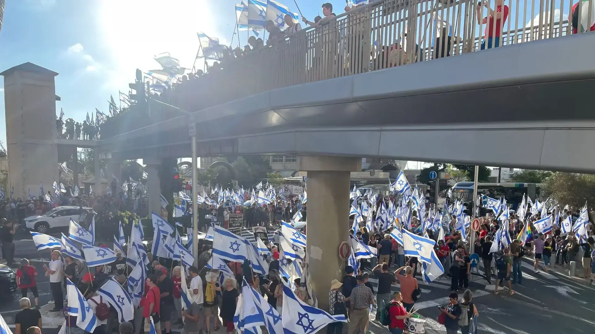 מאות המפגינים שהתכנסו ברחבת בית המשפט בחיפה נעו מיד עם ראשית ההפגנה לרחוב מאות המפגינים שהתכנסו ברחבת בית המשפט בחיפה נעו מיד עם ראשית ההפגנה לרחוב