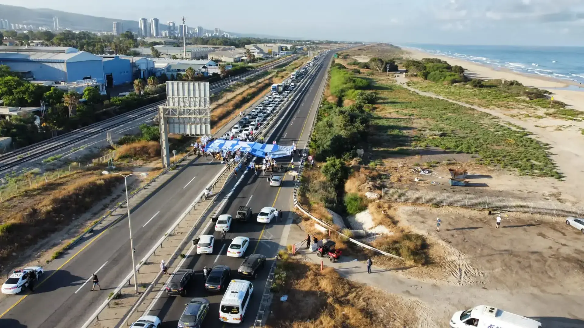 כביש החוף נחסם לתנועה באזור חיפה כביש החוף נחסם לתנועה באזור חיפה