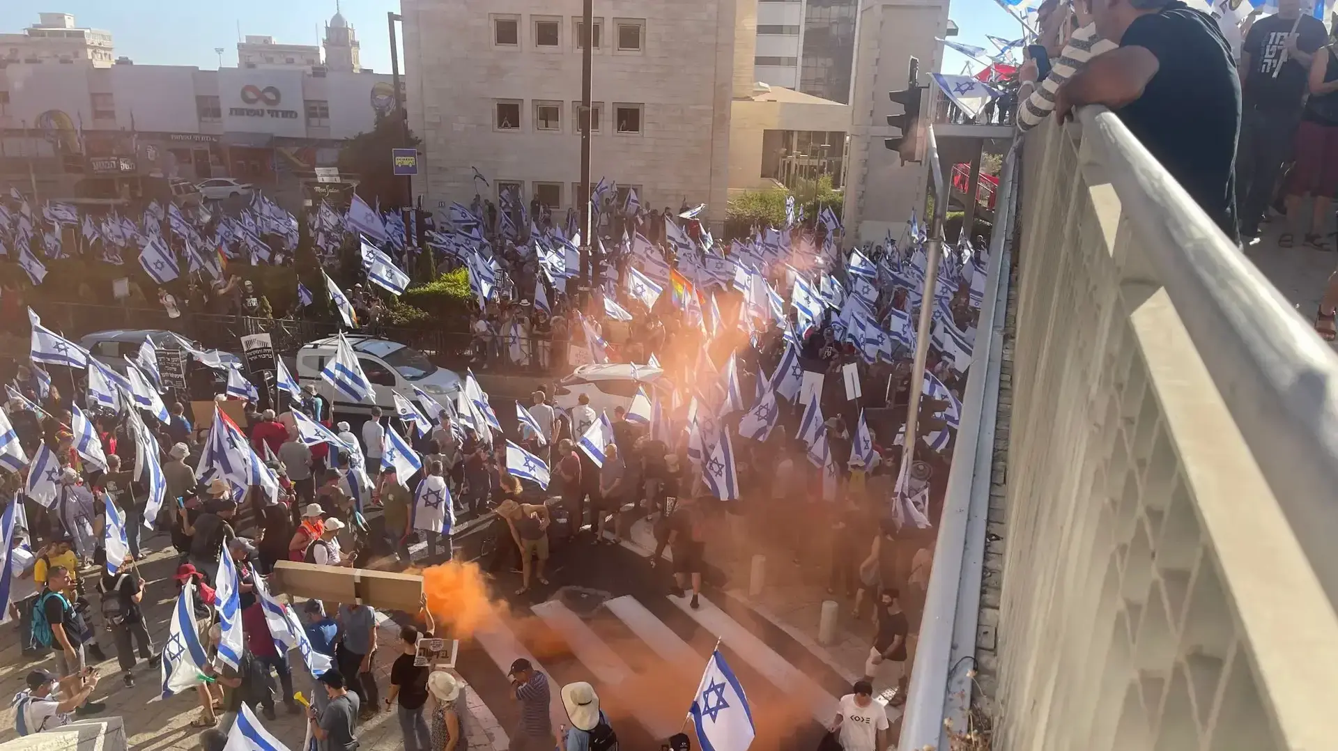 כאלף מפגינים התכנסו הבוקר בחיפה כאלף מפגינים התכנסו הבוקר בחיפה