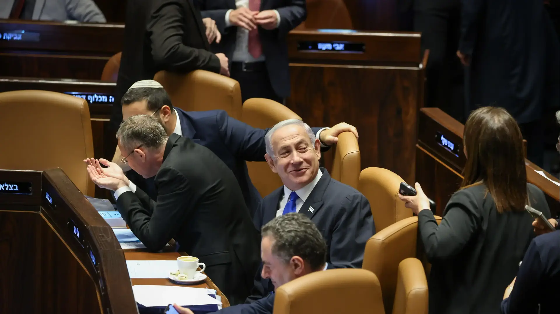 ראש הממשלה בנימין נתניהו מחייך במליאת הכנסת