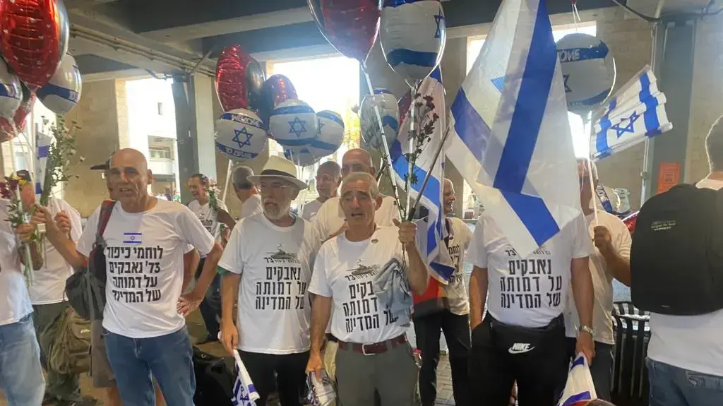 לוחמי 73' הפגינו בנתב"ג נגד המהפכה המשפטית: "מלחמה חשובה יותר מיום כיפור". 11 ביולי 2023 לוחמי 73' הפגינו בנתב"ג נגד המהפכה המשפטית: "מלחמה חשובה יותר מיום כיפור". 11 ביולי 2023