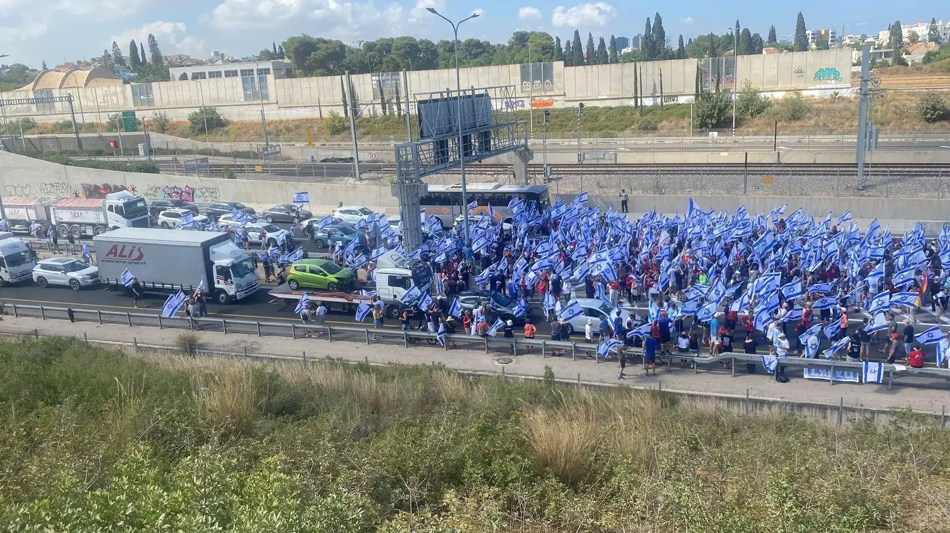 יום השיבושים: מחאות נגד המהפכה המשפטית כביש 531 מחלף רעננה-הרצליה . 11 ביולי 2023 יום השיבושים: מחאות נגד המהפכה המשפטית כביש 531 מחלף רעננה-הרצליה . 11 ביולי 2023
