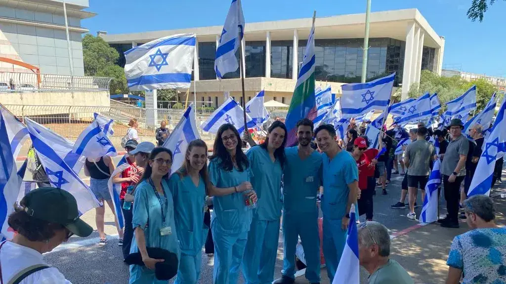 רופאים בשיבא, בלינסון ואיכילוב משתתפים במחאה נגד המהפכה המשפטית, הצהירו שהם חולים ולא הגיעו לעבודה. 11 ביולי 2023 רופאים בשיבא, בלינסון ואיכילוב משתתפים במחאה נגד המהפכה המשפטית, הצהירו שהם חולים ולא הגיעו לעבודה. 11 ביולי 2023