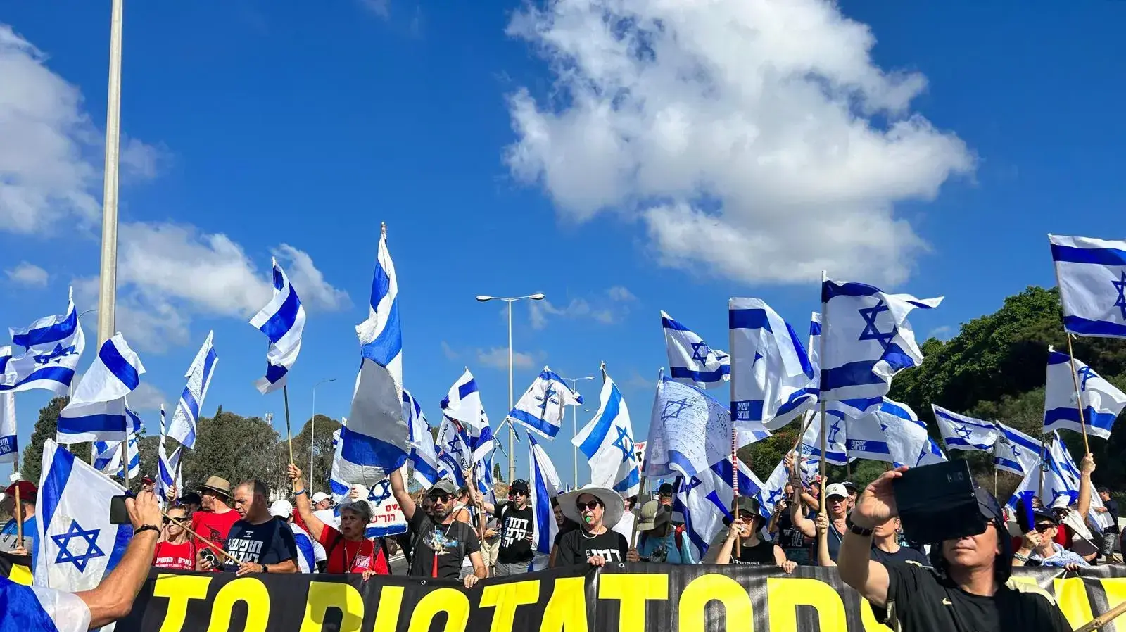 הפגנה לאחר אישור בקריאה ראשונה של צמצום עילת הסבירות, כביש 5 מחלף מורשה 11 ביולי 2023 הפגנה לאחר אישור בקריאה ראשונה של צמצום עילת הסבירות, כביש 5 מחלף מורשה 11 ביולי 2023
