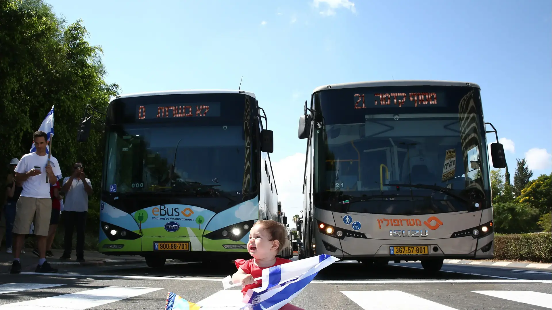 תינוקת על הכביש, בזמן הפגנה נגד המהפכה המשפטית. 11 ביולי 2023 תינוקת על הכביש, בזמן הפגנה נגד המהפכה המשפטית. 11 ביולי 2023