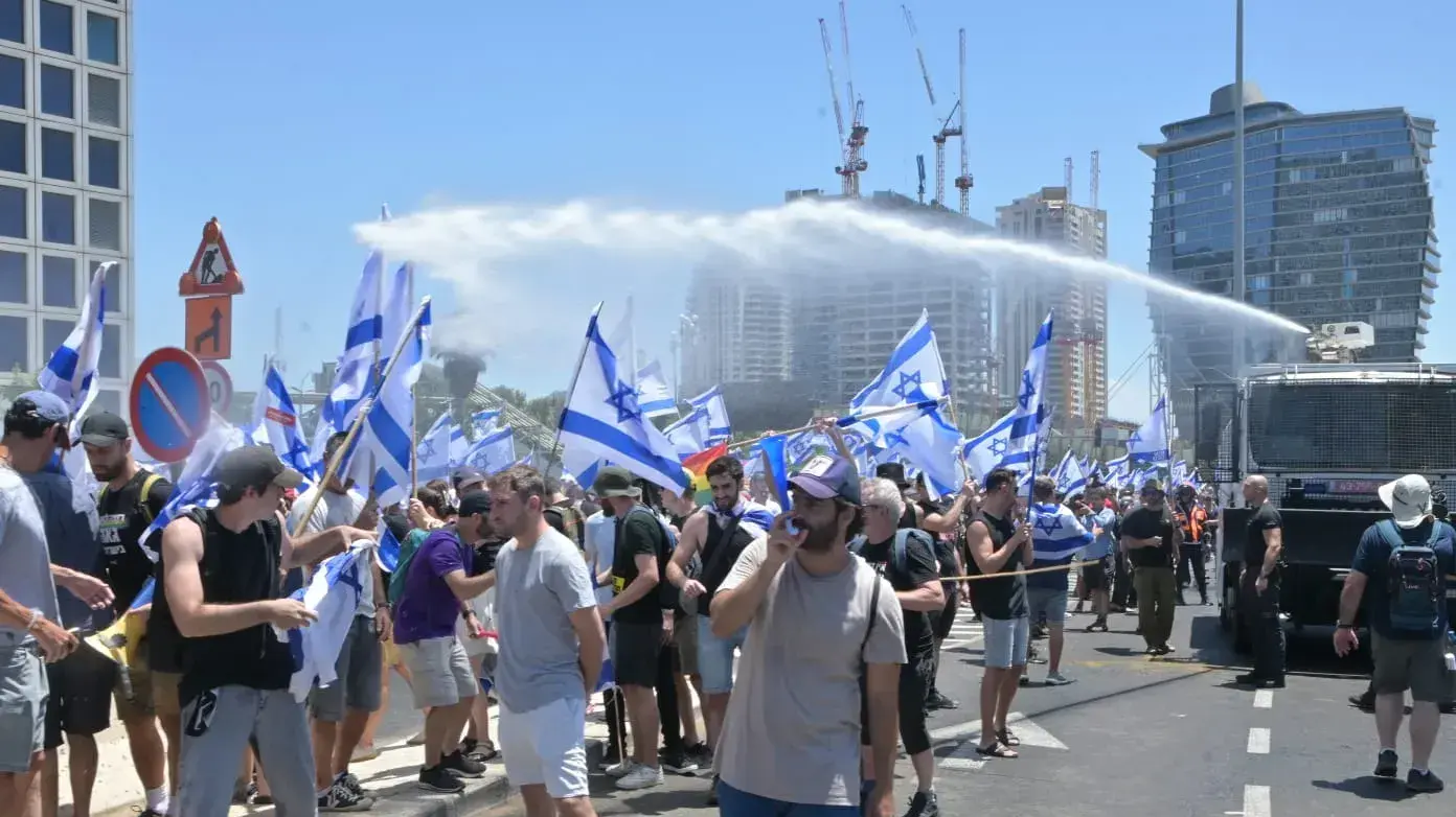 מכת"זית במהלך הפגנה נגד המהפכה המשפטית, נתיבי איילון, 11 ביולי 2023 מכת"זית במהלך הפגנה נגד המהפכה המשפטית, נתיבי איילון, 11 ביולי 2023