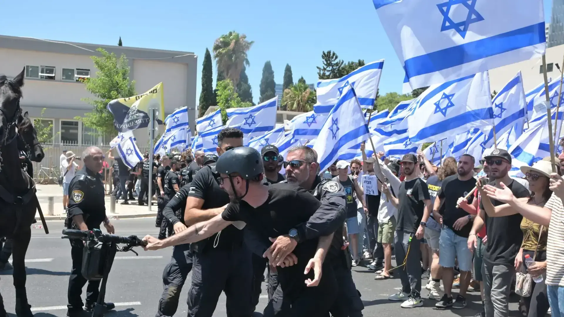 יום השיבושים: מחאות נגד המהפכה המשפטית,קפלן, תל אביב . 11 ביולי 2023 יום השיבושים: מחאות נגד המהפכה המשפטית,קפלן, תל אביב . 11 ביולי 2023