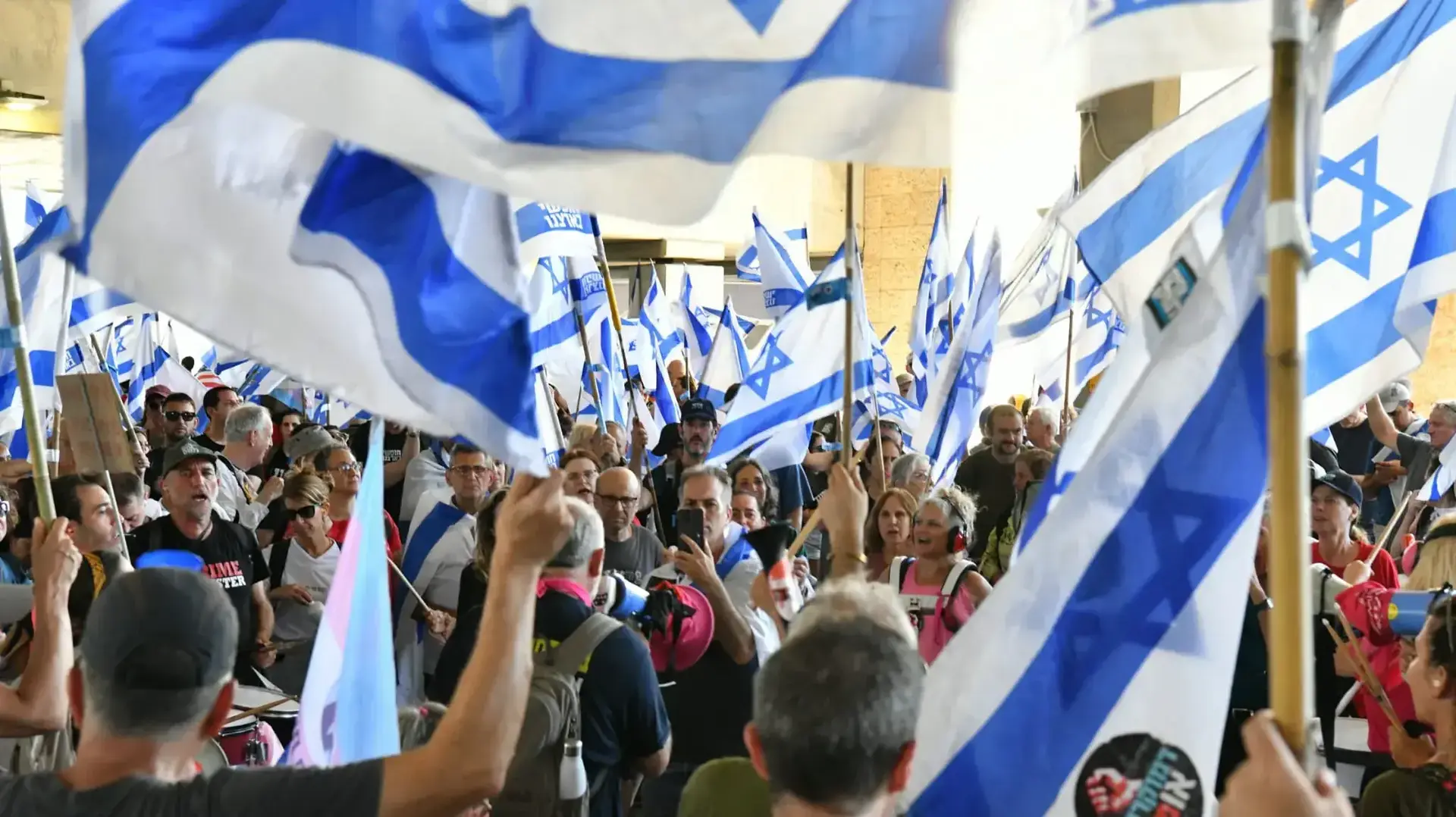 הפגנות נגד הרפורמה המשפטית בנתב"ג כחלק מיום השיבוש 11 ביולי 2023 הפגנות נגד הרפורמה המשפטית בנתב"ג כחלק מיום השיבוש 11 ביולי 2023