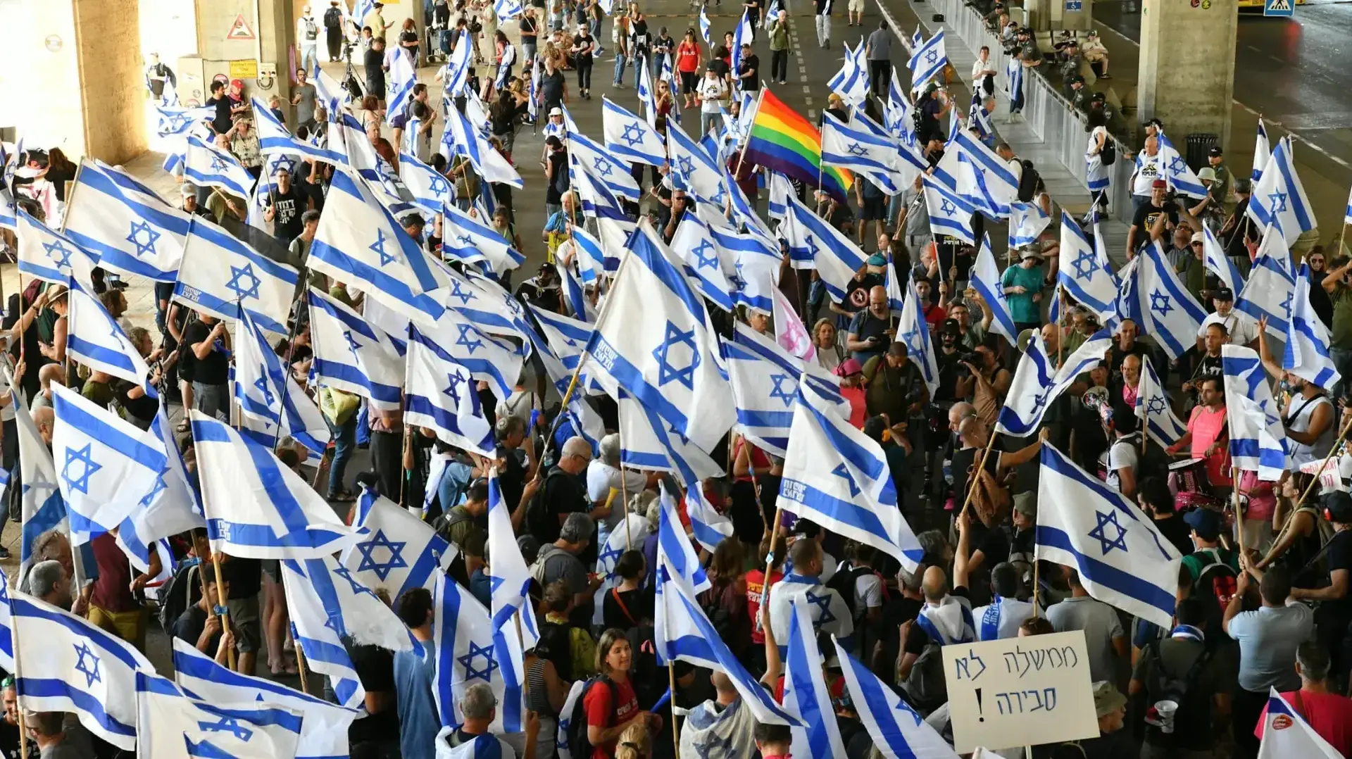 הפגנות נגד הרפורמה המשפטית בנתב"ג כחלק מיום השיבוש 11 ביולי 2023 הפגנות נגד הרפורמה המשפטית בנתב"ג כחלק מיום השיבוש 11 ביולי 2023
