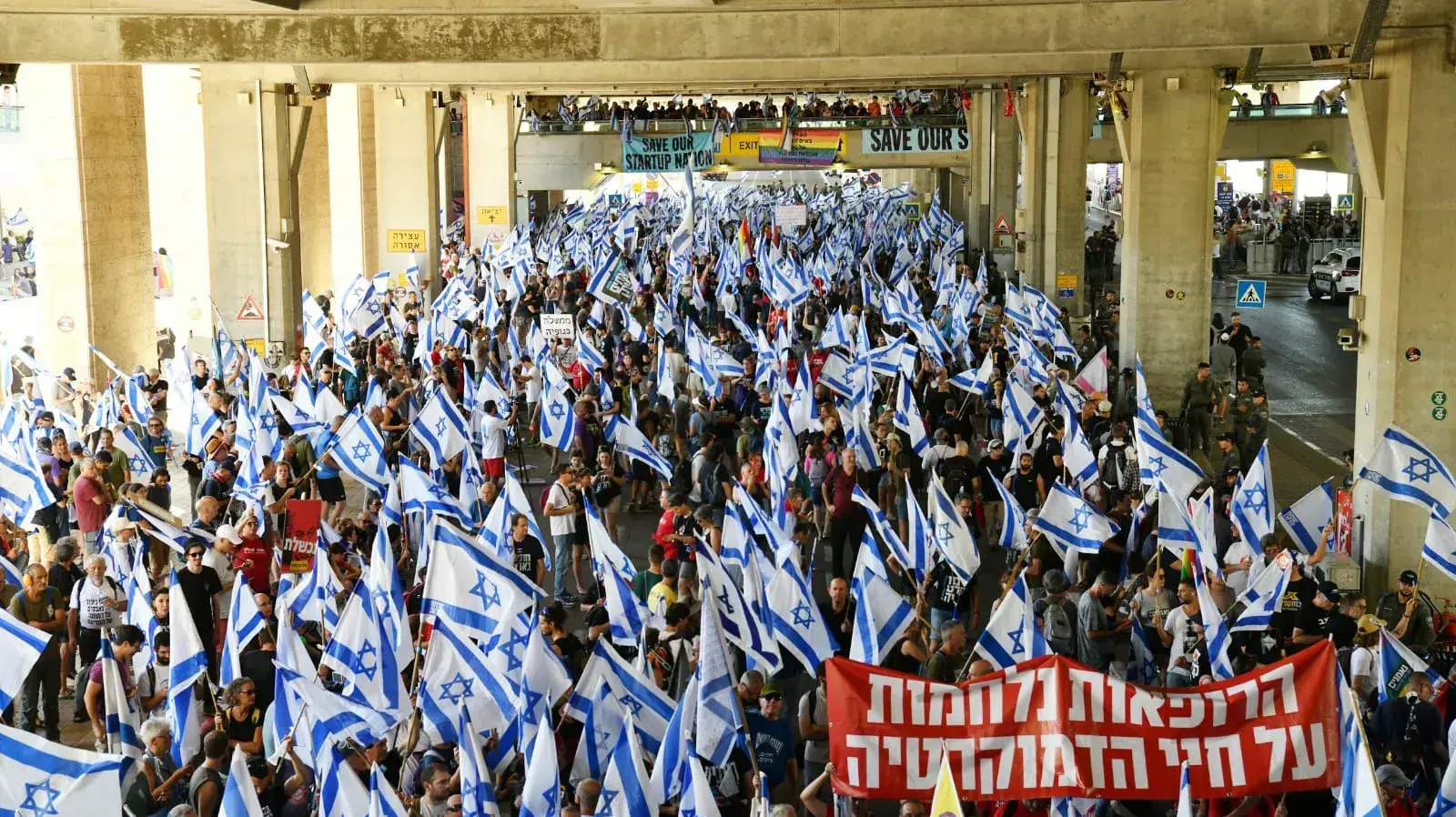 הפגנות נגד הרפורמה המשפטית בנתב"ג כחלק מיום השיבוש 11 ביולי 2023 הפגנות נגד הרפורמה המשפטית בנתב"ג כחלק מיום השיבוש 11 ביולי 2023