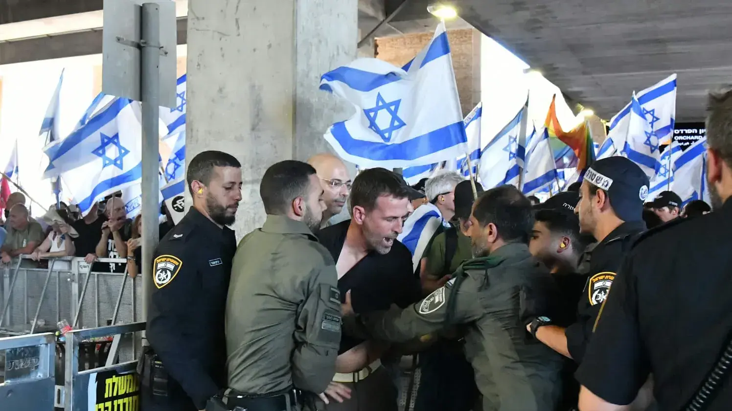 הפגנות נגד הרפורמה המשפטית בנתב"ג כחלק מיום השיבוש 11 ביולי 2023 הפגנות נגד הרפורמה המשפטית בנתב"ג כחלק מיום השיבוש 11 ביולי 2023