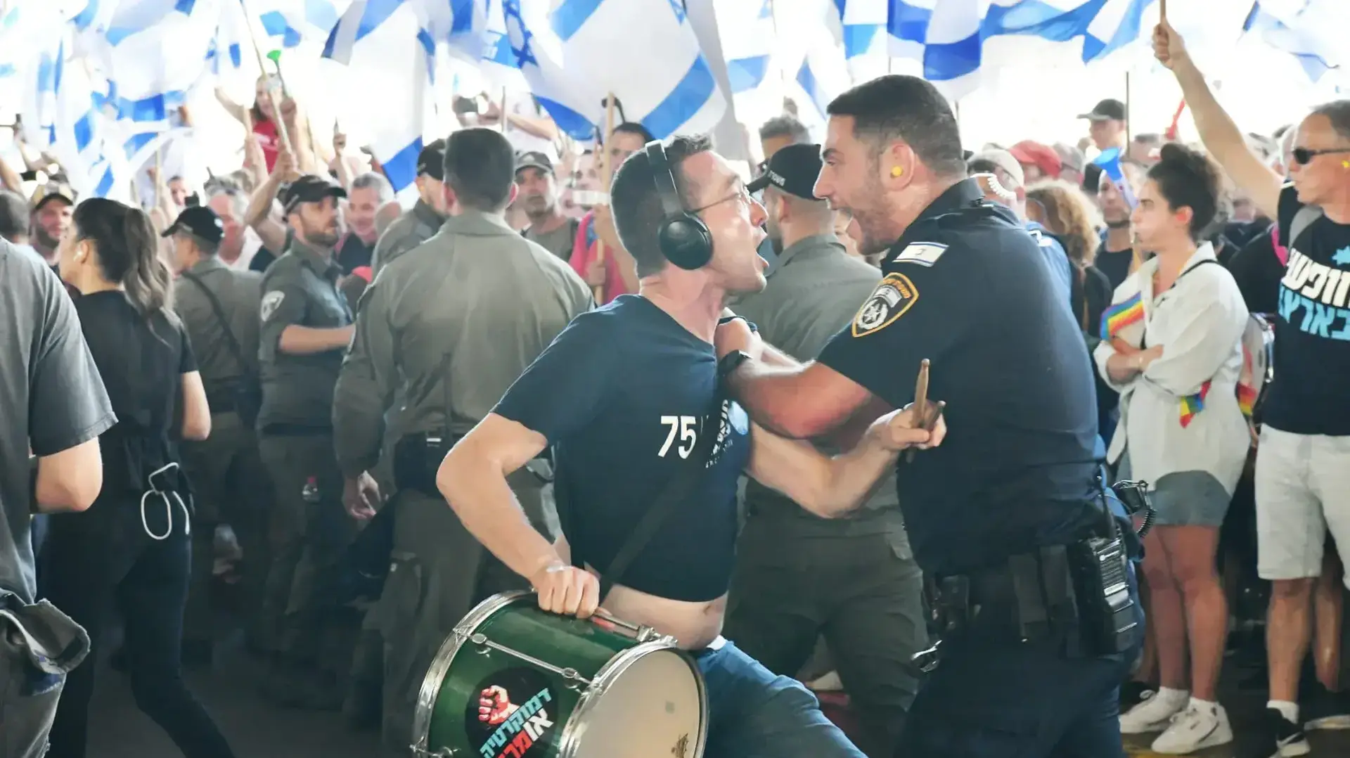 הפגנות נגד הרפורמה המשפטית בנתב"ג כחלק מיום השיבוש 11 ביולי 2023 הפגנות נגד הרפורמה המשפטית בנתב"ג כחלק מיום השיבוש 11 ביולי 2023