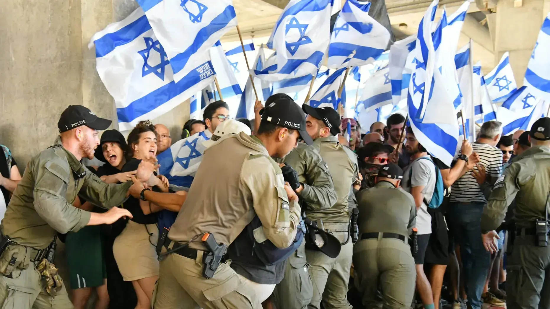 הפגנות נגד הרפורמה המשפטית בנתב"ג כחלק מיום השיבוש 11 ביולי 2023 הפגנות נגד הרפורמה המשפטית בנתב"ג כחלק מיום השיבוש 11 ביולי 2023