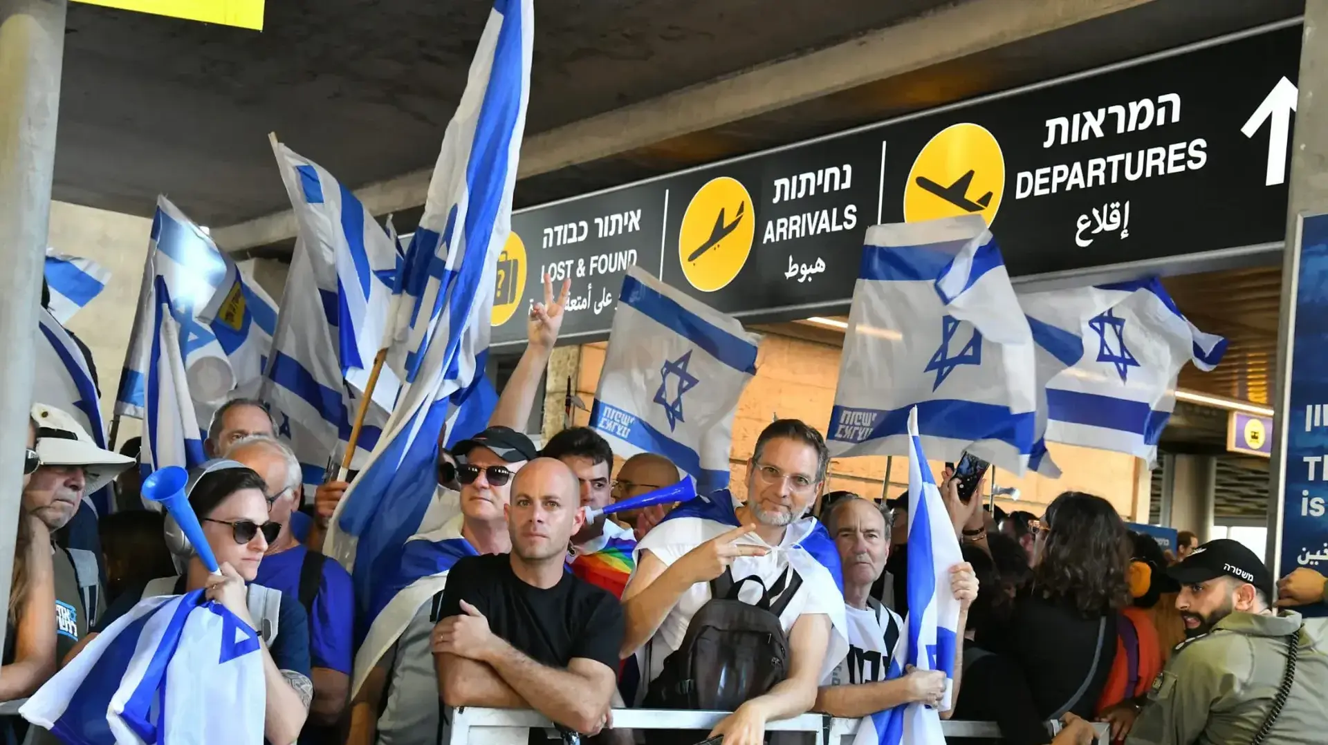 הפגנות נגד הרפורמה המשפטית בנתב"ג כחלק מיום השיבוש 11 ביולי 2023 הפגנות נגד הרפורמה המשפטית בנתב"ג כחלק מיום השיבוש 11 ביולי 2023