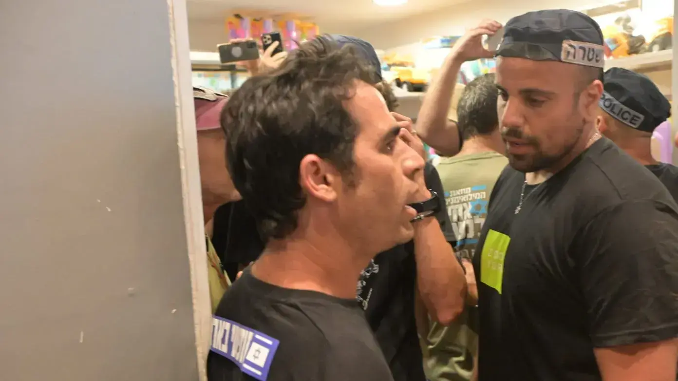 אביב גפן נעצר בהפגנות נגד הרפורמה המשפטית בקפלן, תל אביב כחלק מיום השיבוש 11 ביולי 2023 אביב גפן נעצר בהפגנות נגד הרפורמה המשפטית בקפלן, תל אביב כחלק מיום השיבוש 11 ביולי 2023