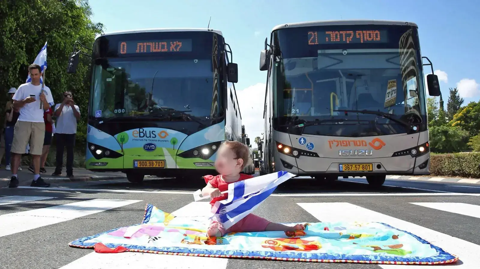תינוקת על הכביש, בזמן הפגנה נגד המהפכה המשפטית. 11 ביולי 2023 תינוקת על הכביש, בזמן הפגנה נגד המהפכה המשפטית. 11 ביולי 2023
