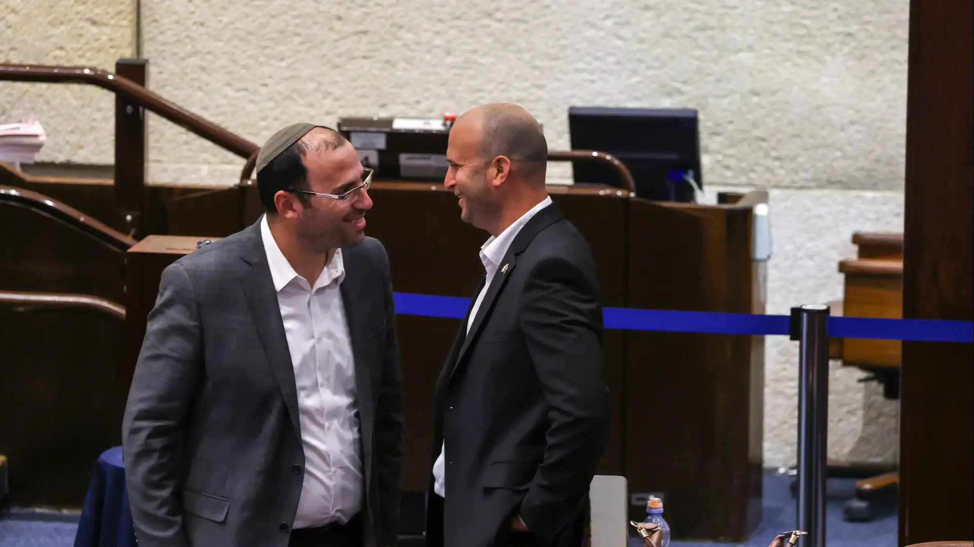נציג הקואליציה שנבחר לוועדה לבחירת שופטים יצחק קרויזר עם יו"ר ועדת החוקה שמחה רוטמן נציג הקואליציה שנבחר לוועדה לבחירת שופטים יצחק קרויזר עם יו"ר ועדת החוקה שמחה רוטמן