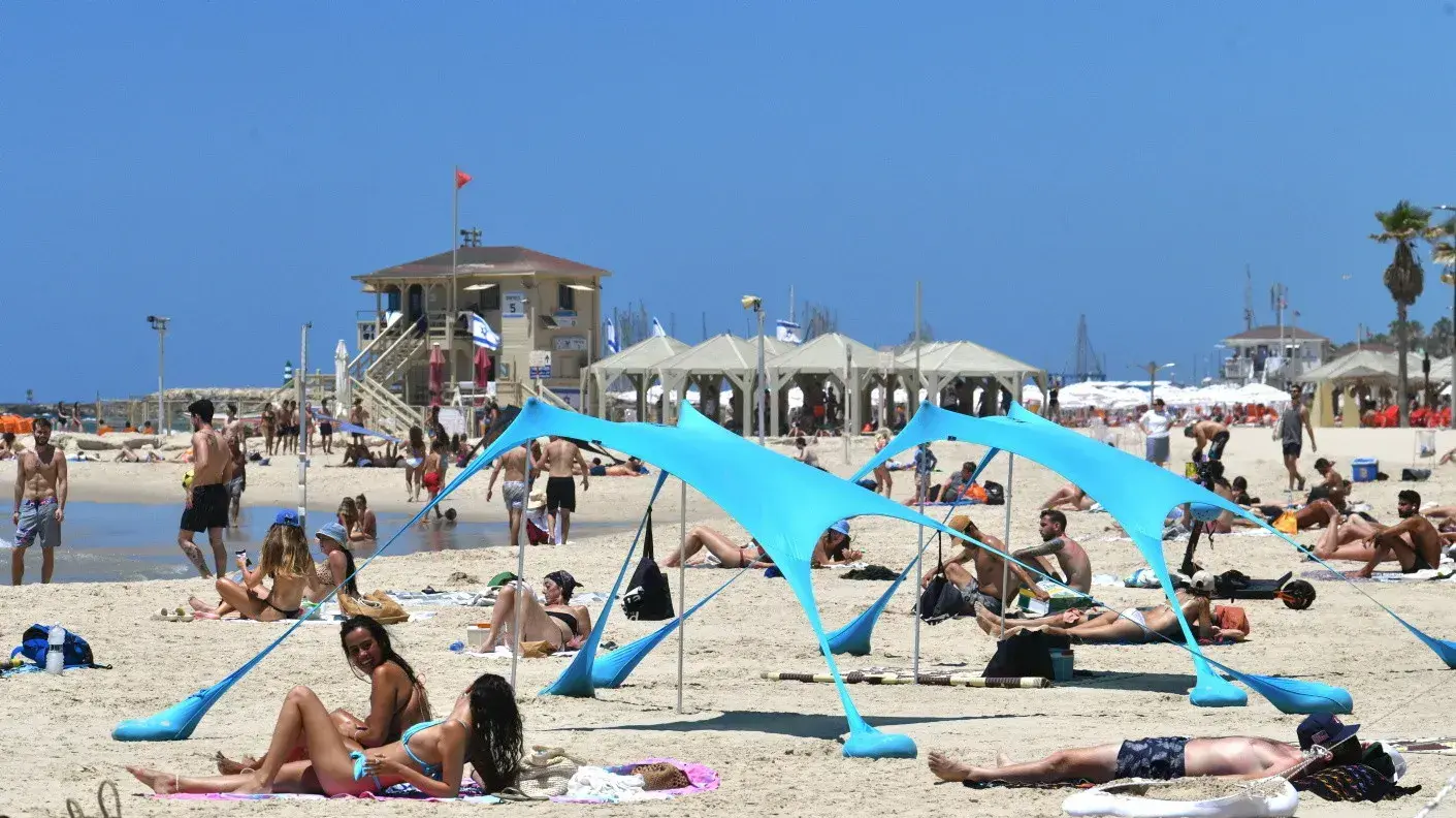 מתרחצים בחוף הים של תל אביב, 12 ביולי 2023 מתרחצים בחוף הים של תל אביב, 12 ביולי 2023