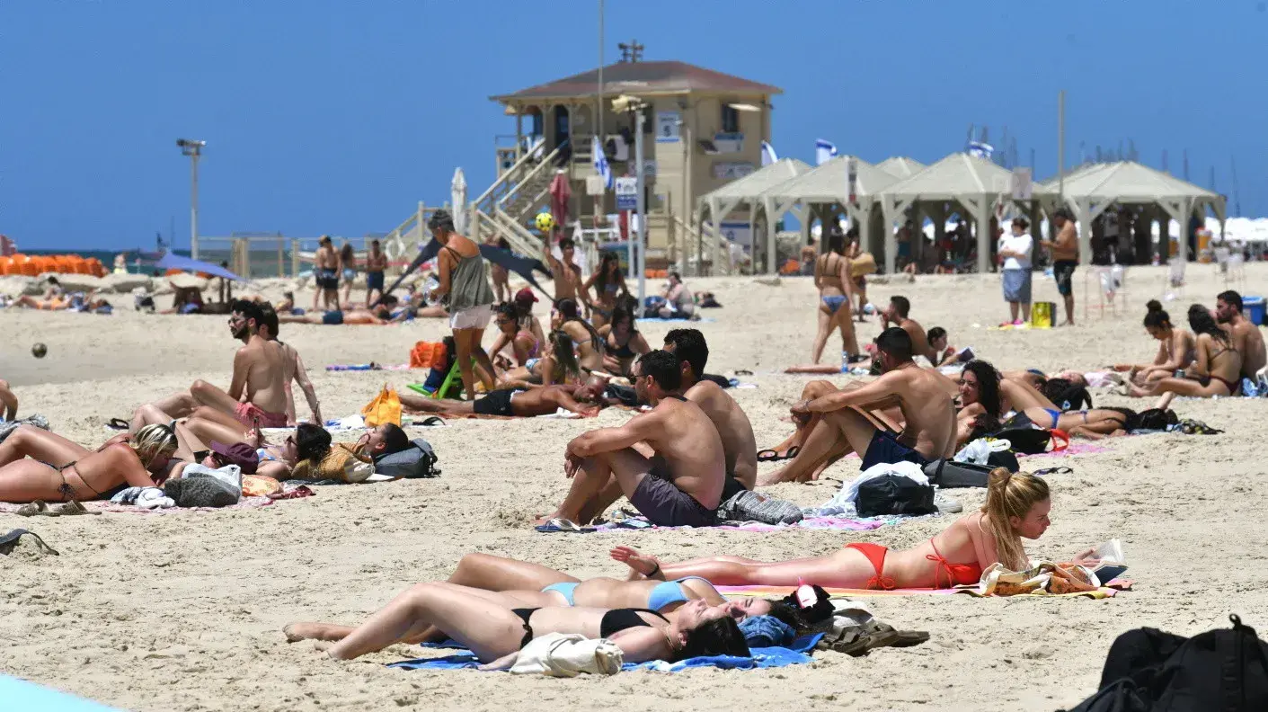 מתרחצים בחוף הים של תל אביב, 12 ביולי 2023 מתרחצים בחוף הים של תל אביב, 12 ביולי 2023
