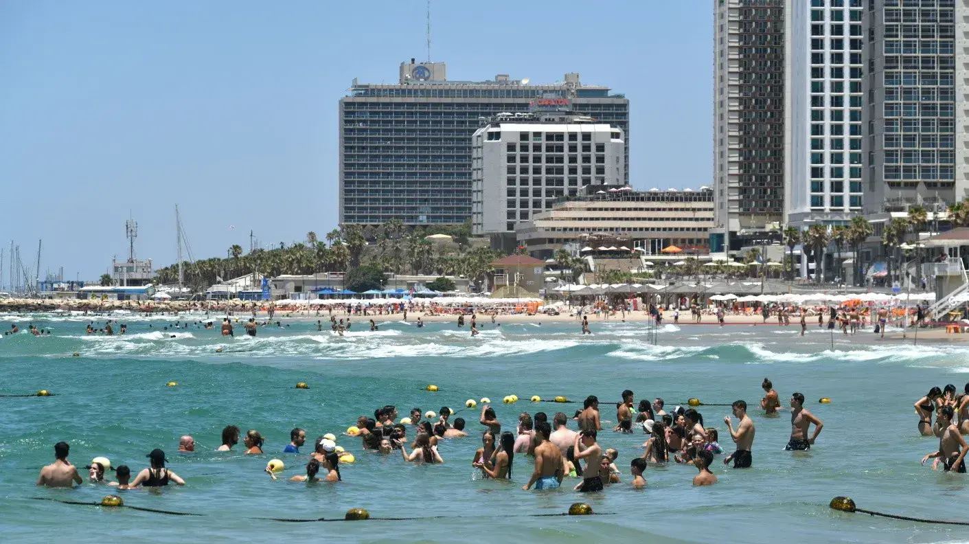 מתרחצים בחוף הים של תל אביב, 12 ביולי 2023 מתרחצים בחוף הים של תל אביב, 12 ביולי 2023