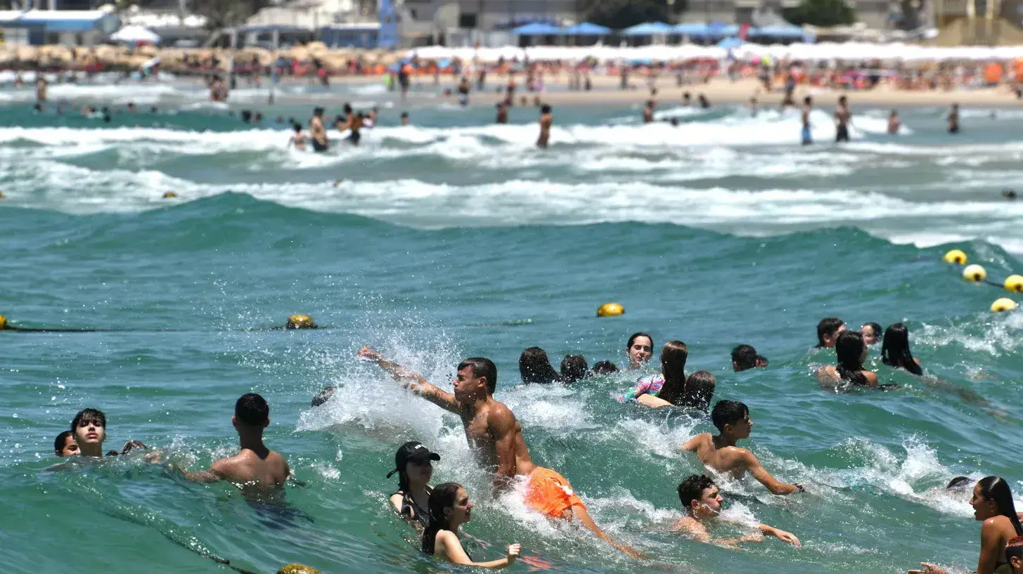 מתרחצים בחוף הים של תל אביב, 12 ביולי 2023 מתרחצים בחוף הים של תל אביב, 12 ביולי 2023