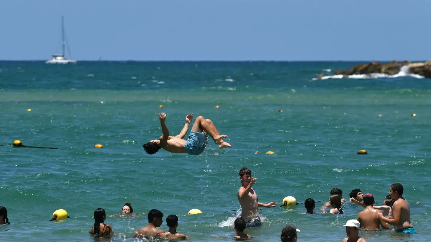 מתרחצים בחוף הים של תל אביב, 12 ביולי 2023 מתרחצים בחוף הים של תל אביב, 12 ביולי 2023