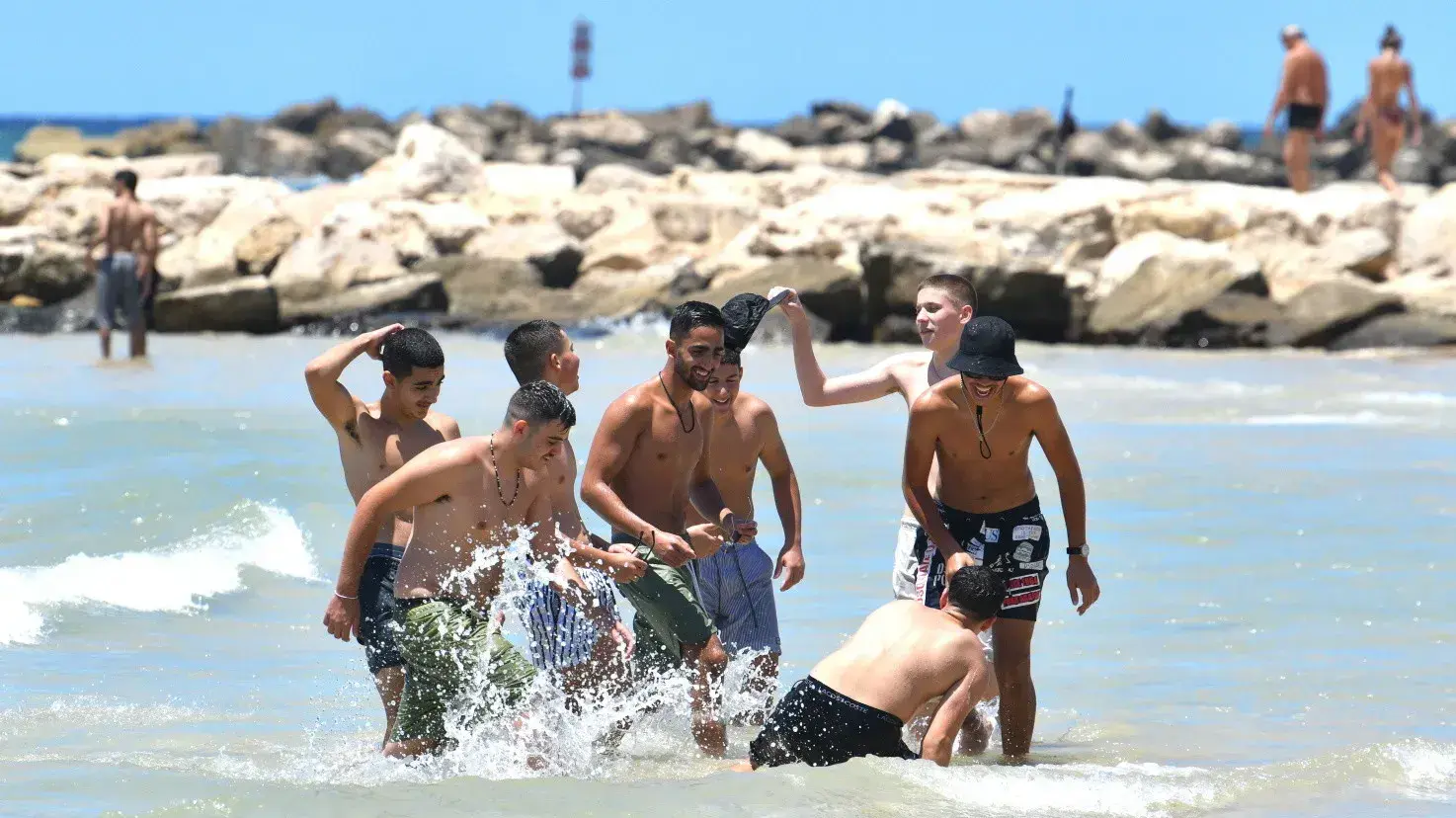 מתרחצים בחוף הים של תל אביב, 12 ביולי 2023 מתרחצים בחוף הים של תל אביב, 12 ביולי 2023