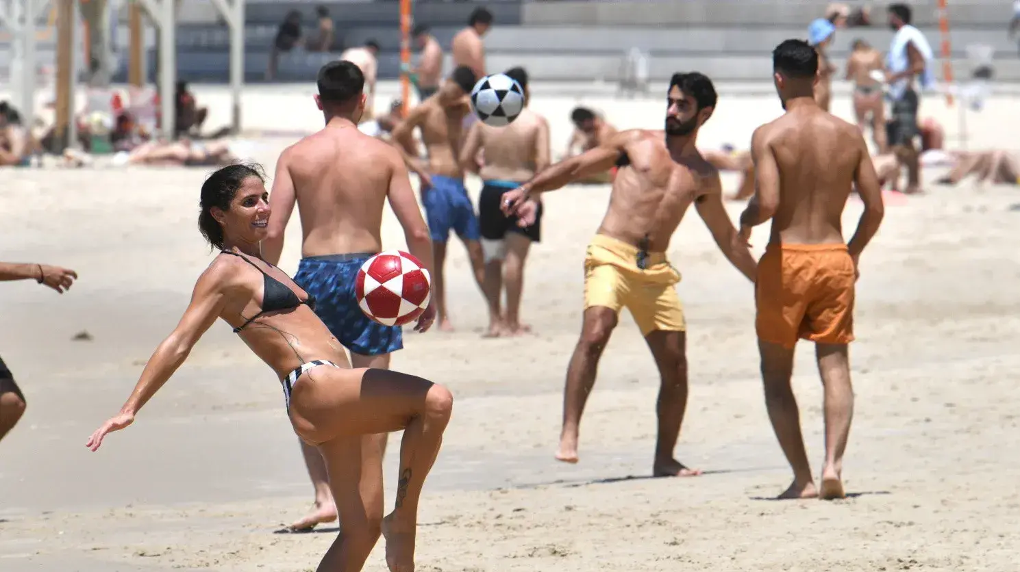 מתרחצים בחוף הים של תל אביב, 12 ביולי 2023 מתרחצים בחוף הים של תל אביב, 12 ביולי 2023