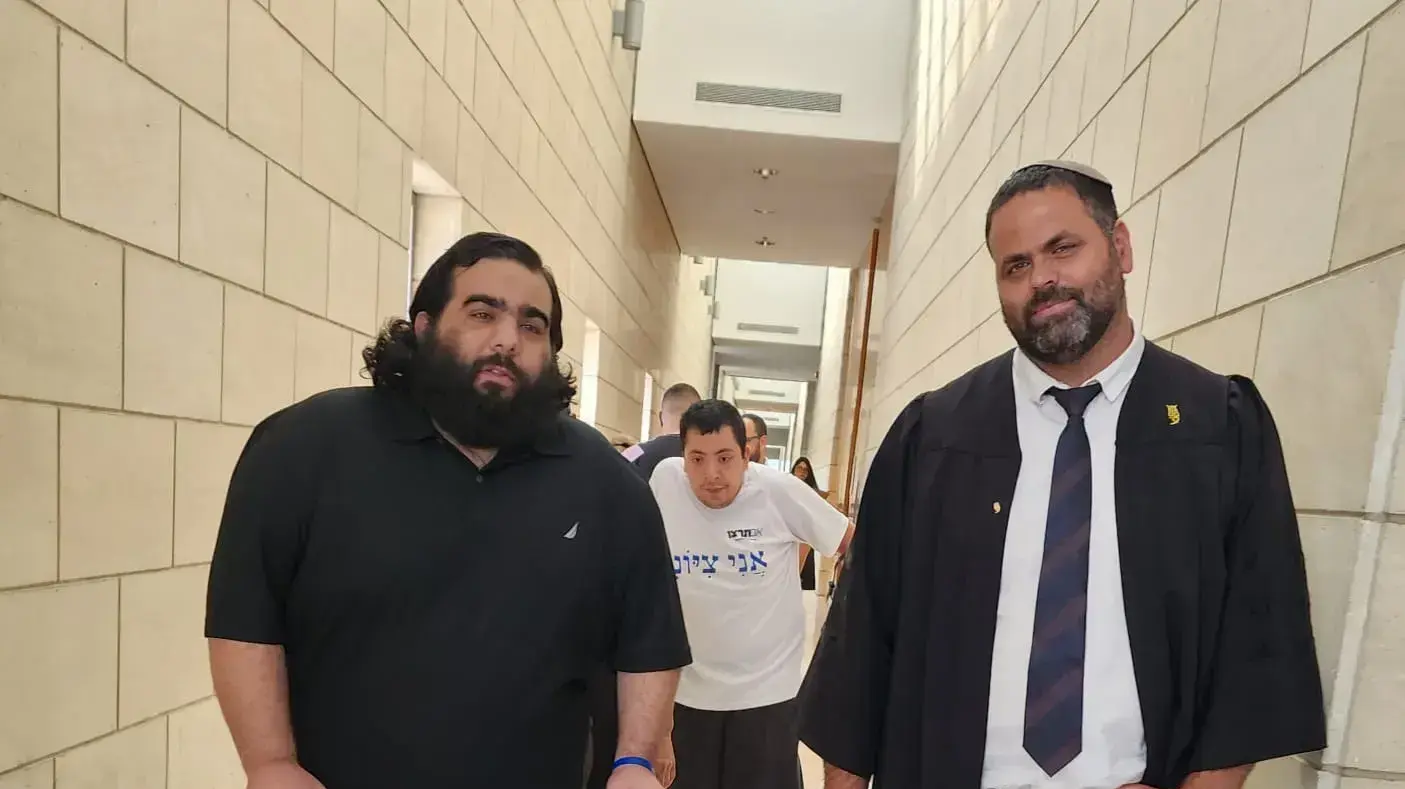 עו"ד חיים בלייכר ומור ג'נאשווילי, השמעת הכרעת דין קוסאי עבאס בגין ניסיון רצח, יידוי אבן לעבר כלי תחבורה, חבלה והתפרעות במהלך מבצע שומר חומות בעיר עכו, בימ"ש מחוזי חיפה, 13 ביולי 2023 עו"ד חיים בלייכר ומור ג'נאשווילי, השמעת הכרעת דין קוסאי עבאס בגין ניסיון רצח, יידוי אבן לעבר כלי תחבורה, חבלה והתפרעות במהלך מבצע שומר חומות בעיר עכו, בימ"ש מחוזי חיפה, 13 ביולי 2023