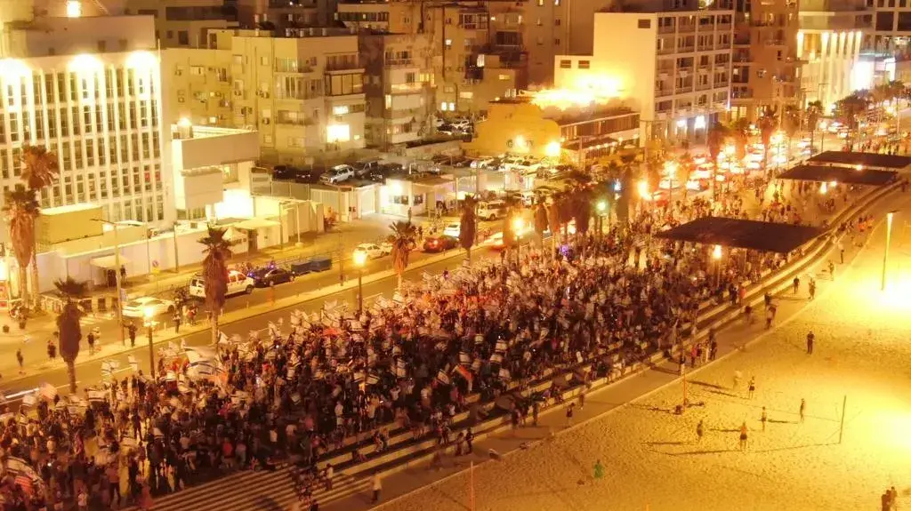 הפגנות נגד המהפכה המשפטית מול שגרירות ארה"ב בתל אביב. 13 ביולי 2023 הפגנות נגד המהפכה המשפטית מול שגרירות ארה"ב בתל אביב. 13 ביולי 2023