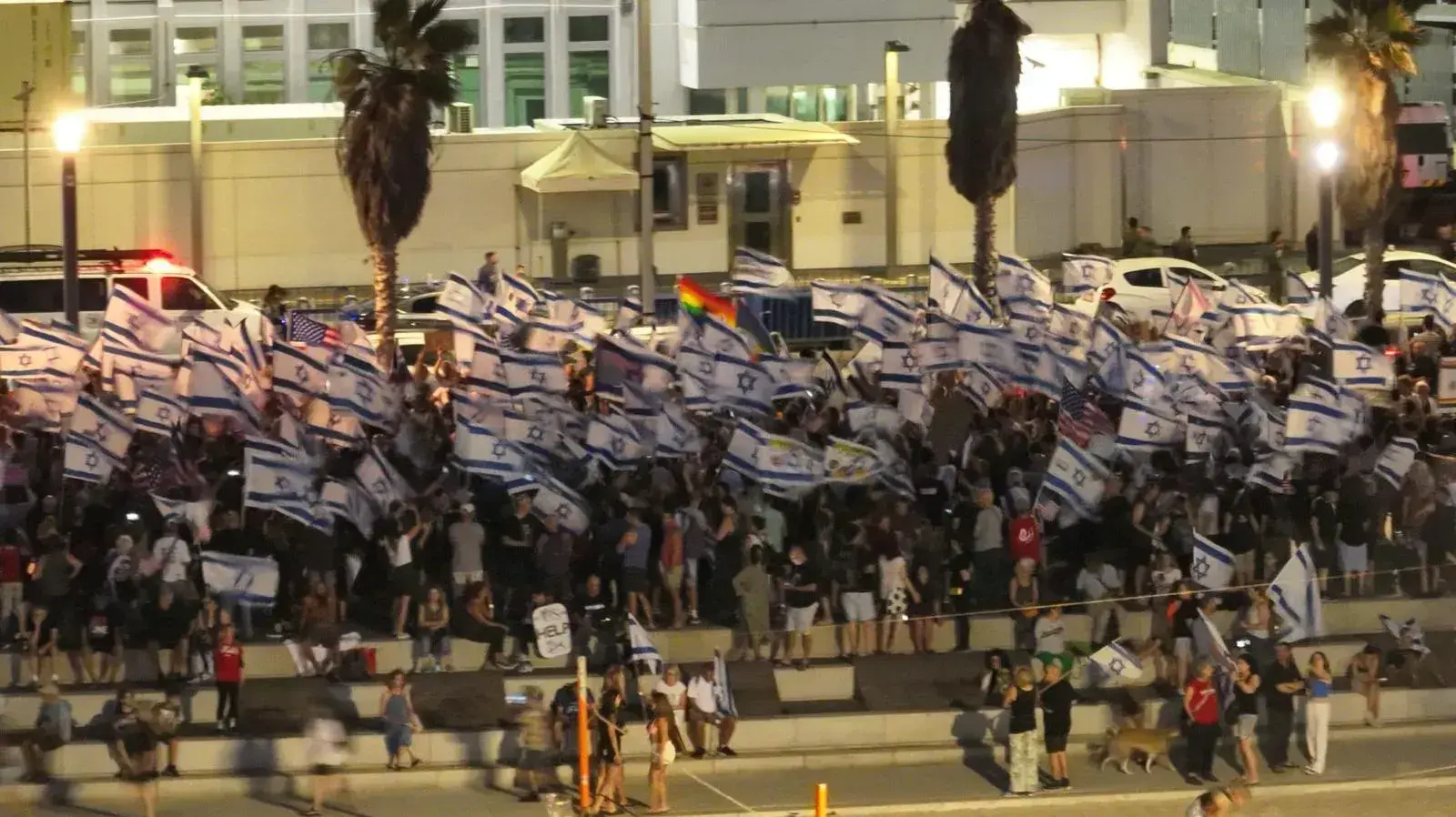 הפגנות נגד המהפכה המשפטית מול שגרירות ארה"ב בתל אביב. 13 ביולי 2023 הפגנות נגד המהפכה המשפטית מול שגרירות ארה"ב בתל אביב. 13 ביולי 2023