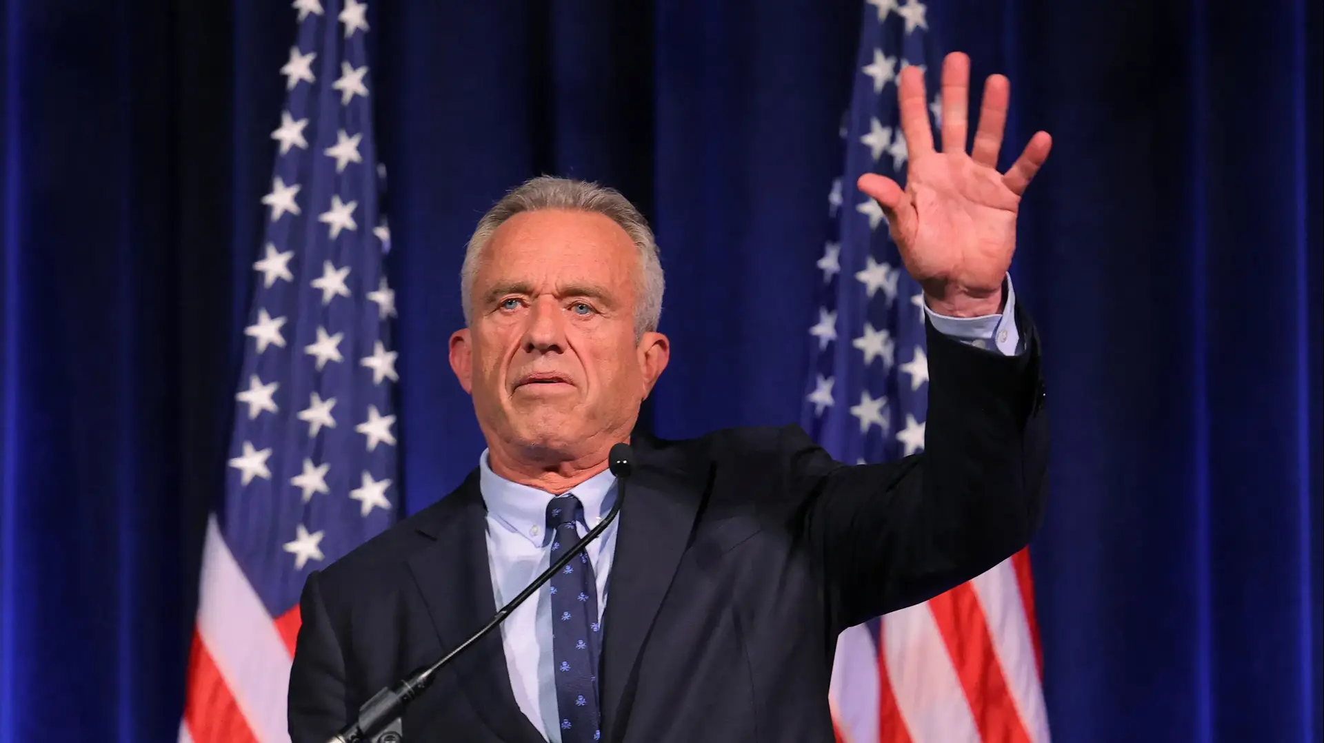 Democratic presidential candidate Robert F. Kennedy Jr. waves to the audience after delivering a foreign policy speech at St. Anselm College in Manchester, New Hampshire, U.S., June 20, 2023. REUTERS/Brian Snyder
