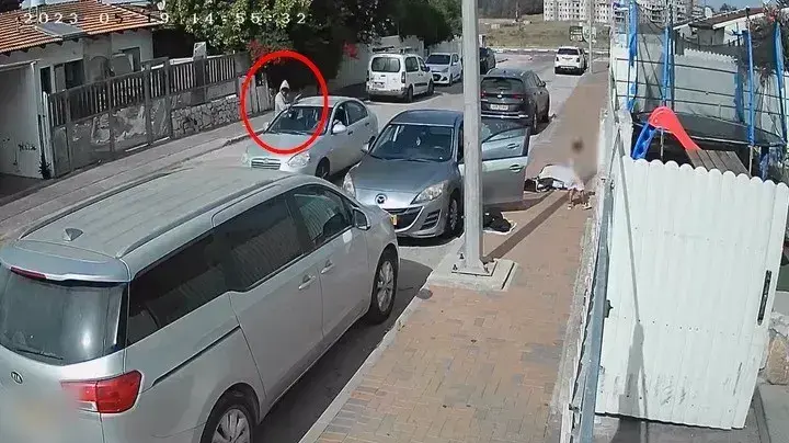 ילדה שיוצאת מחצר הבית ונקלעת לזירת הירי ילדה שיוצאת מחצר הבית ונקלעת לזירת הירי