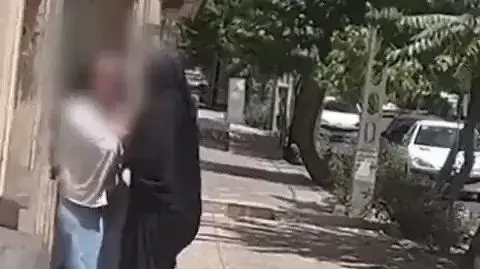 שוטרת ממשטרת המוסר עוצרת אישה ללא רעלה ברחובות טהראן, איראן, יולי 2023 שוטרת ממשטרת המוסר עוצרת אישה ללא רעלה ברחובות טהראן, איראן, יולי 2023
