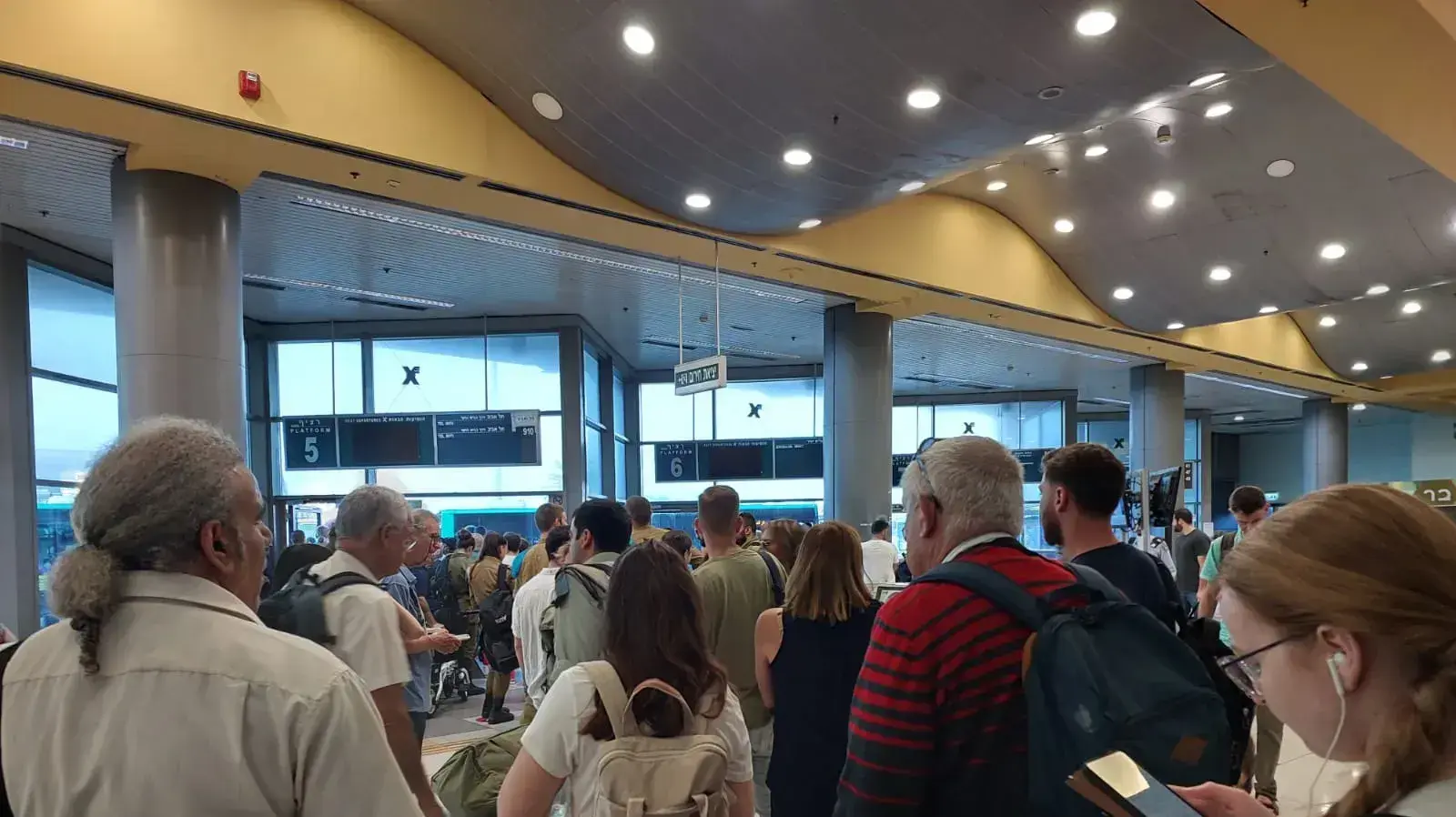 תקלה ברכבת ישראל גרמה לתורים ארוכים בתחנה המרכזית בחיפה 