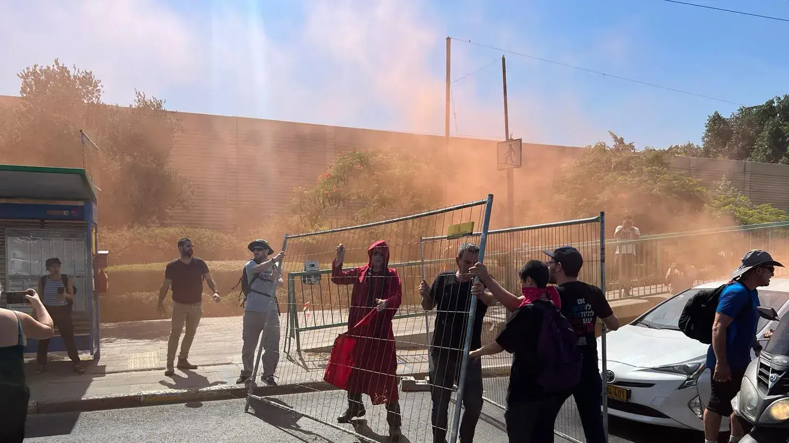 כביש 4 נחסם לתנועה עם כתובת אש ופעילים שאזקו עצמם לגדרות, 17 ביולי 2023 כביש 4 נחסם לתנועה עם כתובת אש ופעילים שאזקו עצמם לגדרות, 17 ביולי 2023