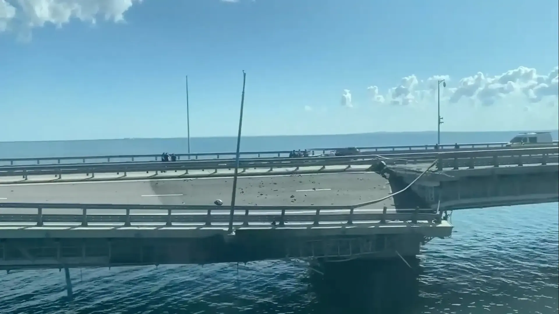 קטע הרוס בגשר המחבר בין חצי האי קרים אל רוסיה אחרי שהותקף, 17 ביולי 2023