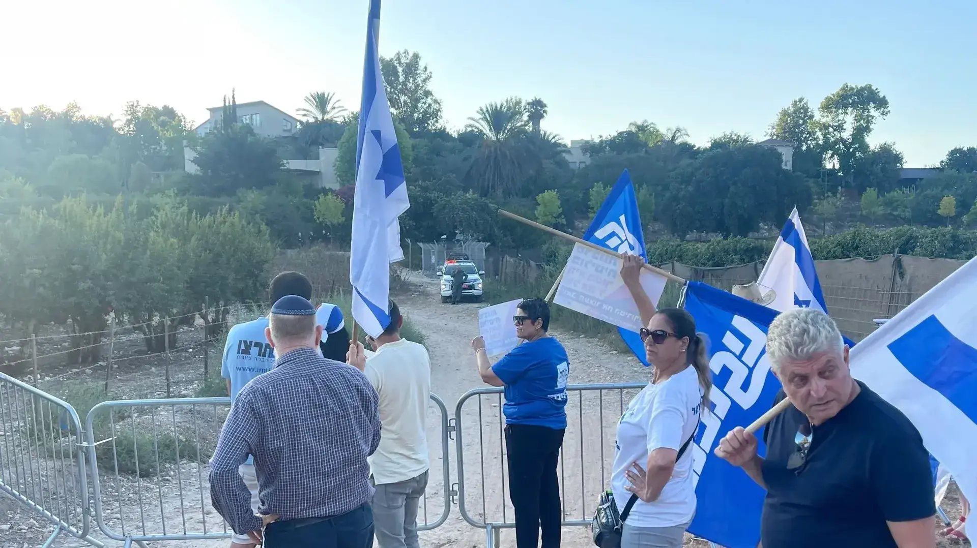 מפגיני ימין מול בית יואב גלנט נגד סרבנות, 17 ביולי 2023 מפגיני ימין מול בית יואב גלנט נגד סרבנות, 17 ביולי 2023
