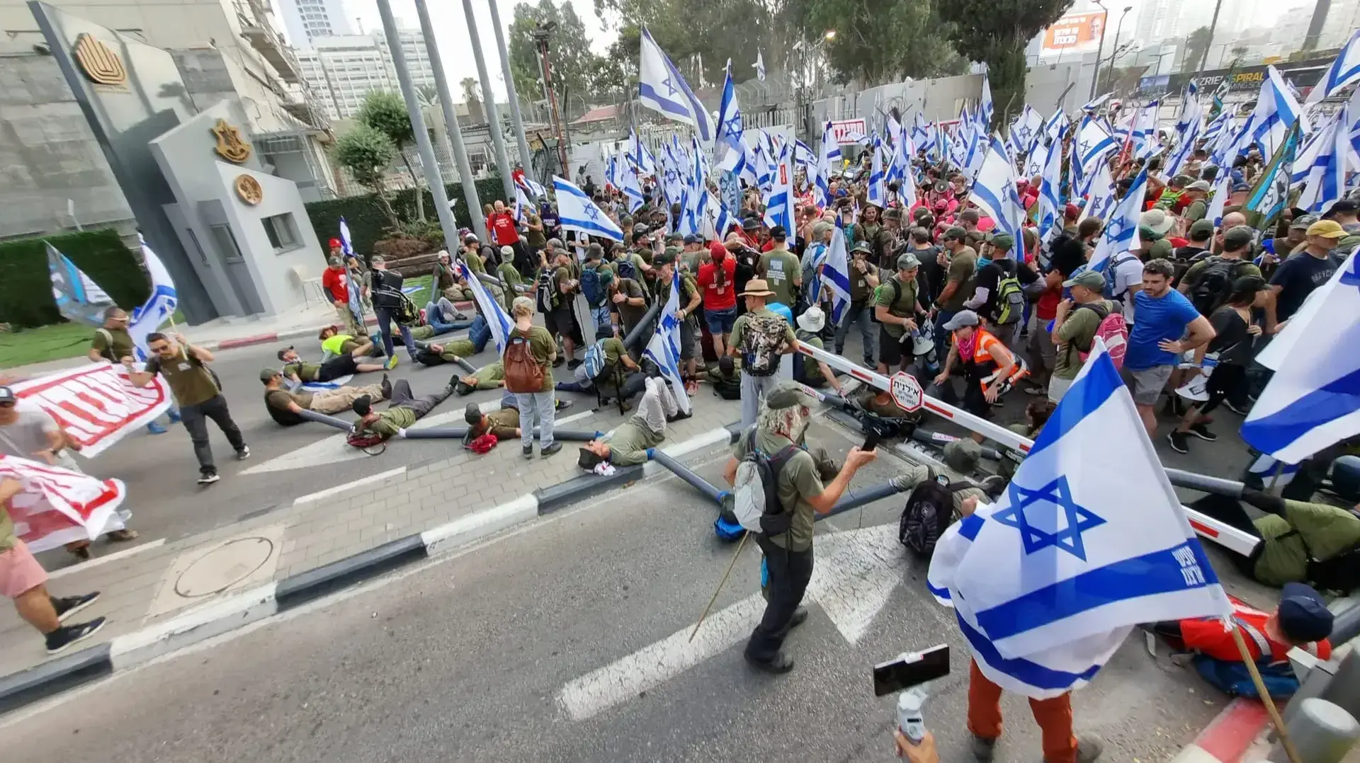 יום שיבושים: הפגנות נגד המהפכה המשפטית, הקריה, תל אביב. 18 ביולי 2023 יום שיבושים: הפגנות נגד המהפכה המשפטית, הקריה, תל אביב. 18 ביולי 2023