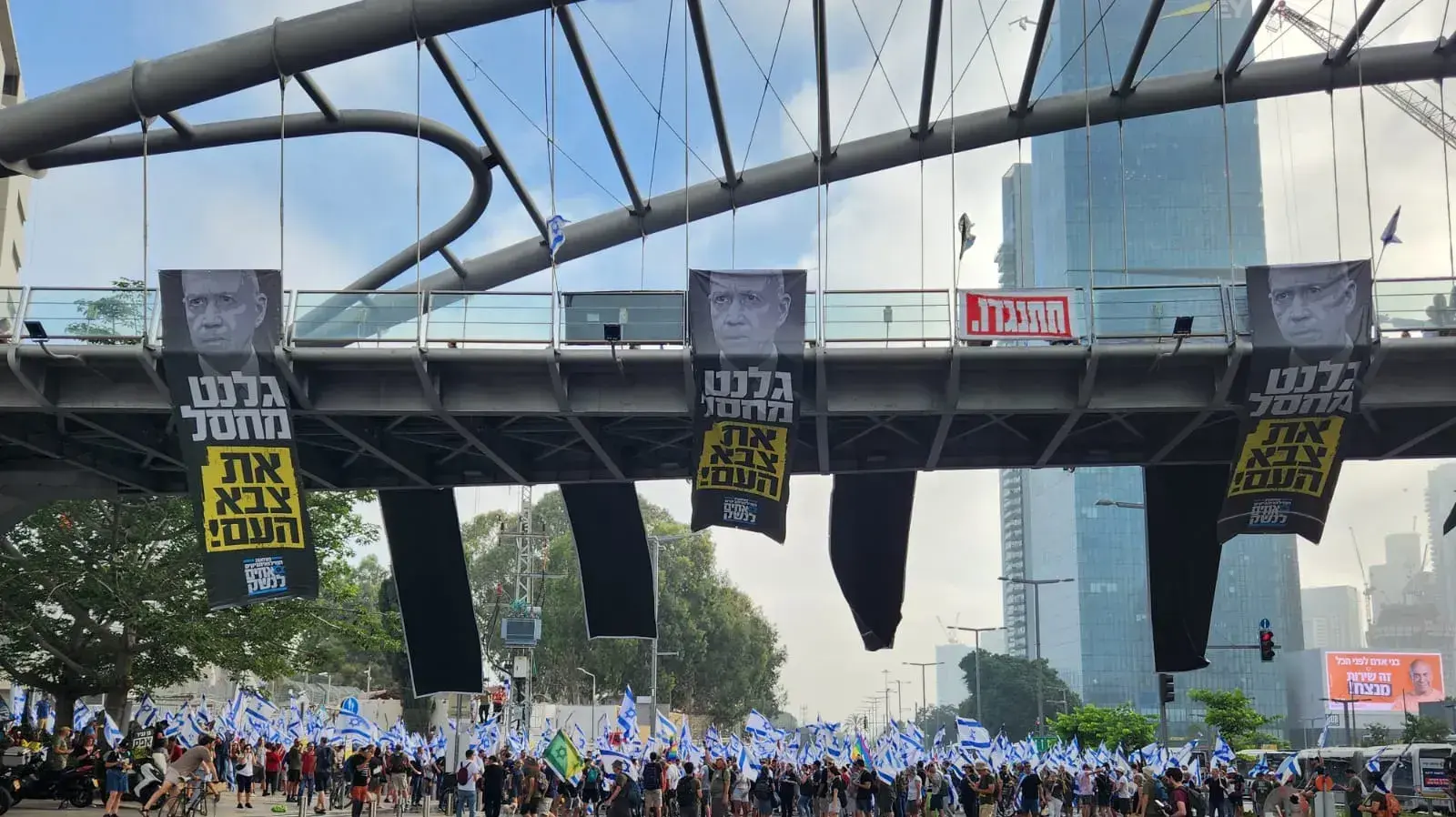יום שיבושים: הפגנות נגד המהפכה המשפטית, הקריה, תל אביב. 18 ביולי 2023 יום שיבושים: הפגנות נגד המהפכה המשפטית, הקריה, תל אביב. 18 ביולי 2023