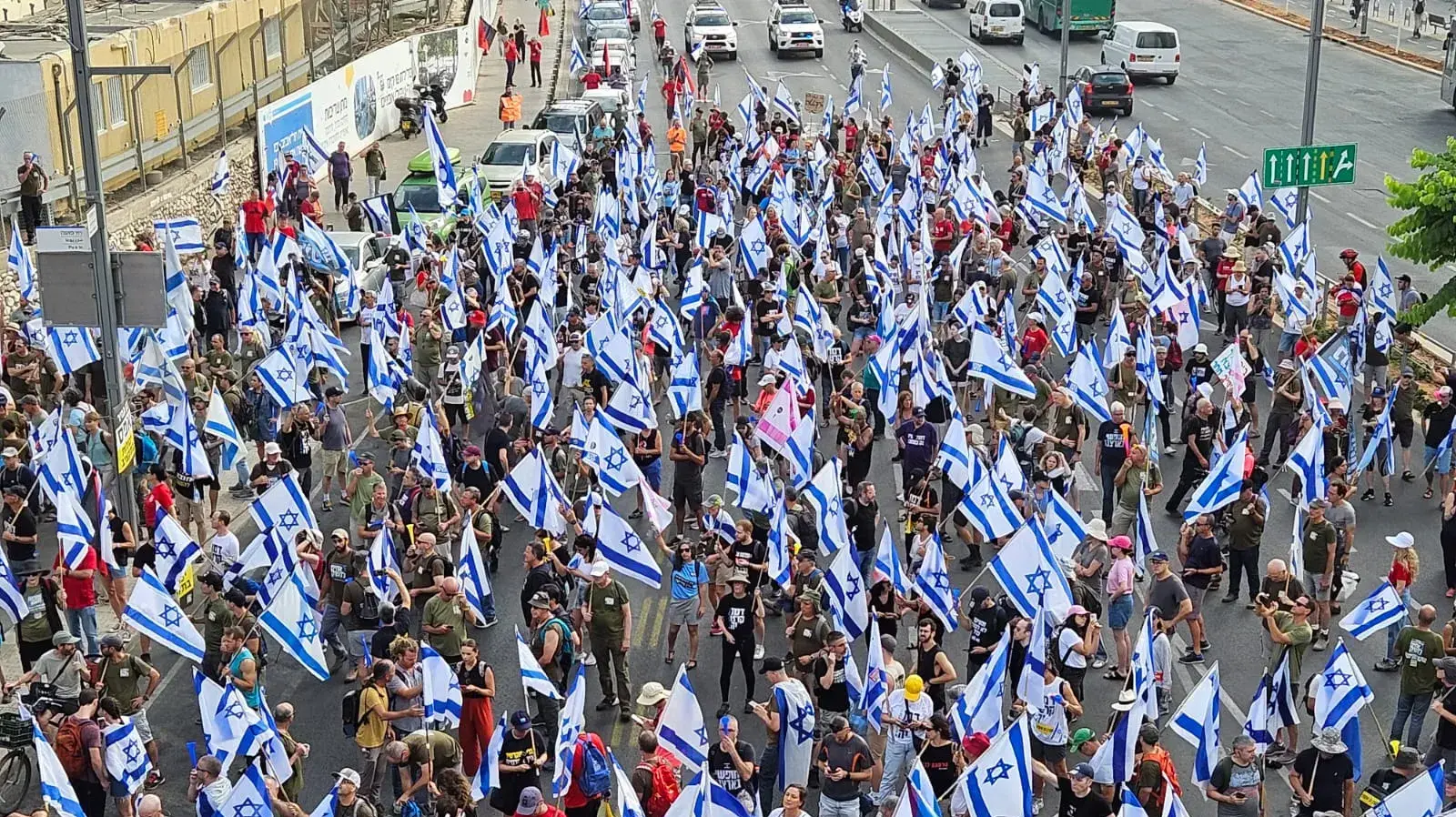 יום שיבושים: הפגנות נגד המהפכה המשפטית, הקריה, תל אביב. 18 ביולי 2023 יום שיבושים: הפגנות נגד המהפכה המשפטית, הקריה, תל אביב. 18 ביולי 2023