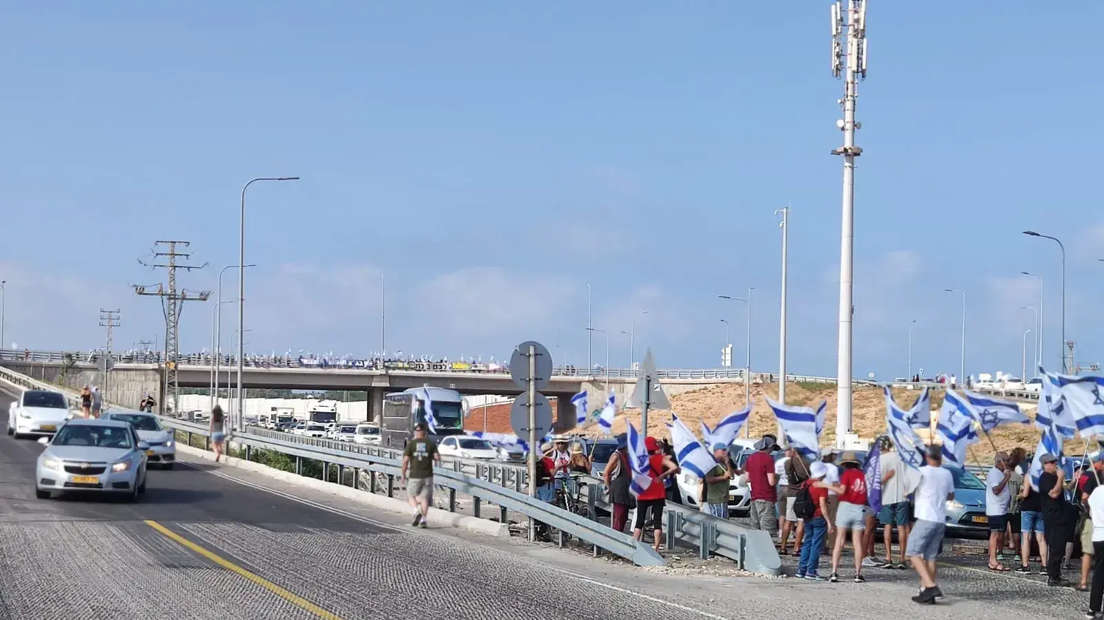 יום שיבושים: הפגנות נגד המהפכה המשפטית, הקריה,מפגינים חסמו את מחלף ינאי בשני הכיוונים. 18 ביולי 2023 יום שיבושים: הפגנות נגד המהפכה המשפטית, הקריה,מפגינים חסמו את מחלף ינאי בשני הכיוונים. 18 ביולי 2023