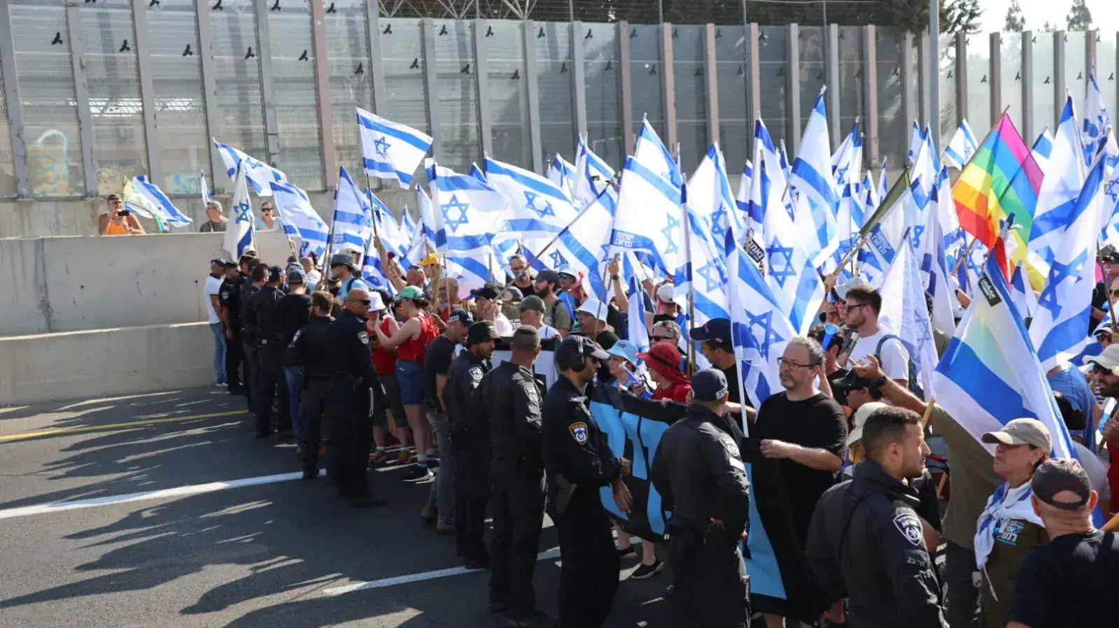 יום שיבושים: הפגנות נגד המהפכה המשפטית, 531 מערב. 18 ביולי 2023 יום שיבושים: הפגנות נגד המהפכה המשפטית, 531 מערב. 18 ביולי 2023