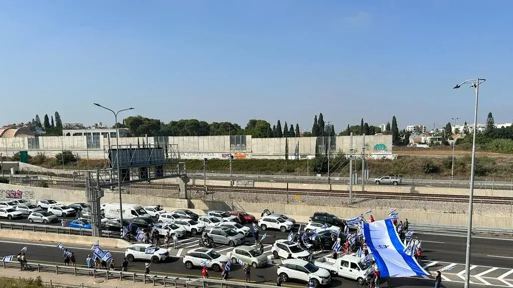 יום שיבושים: הפגנות נגד המהפכה המשפטית, דגל ישראל חוסם את 531 ליד רעננה. 18 ביולי 2023 יום שיבושים: הפגנות נגד המהפכה המשפטית, דגל ישראל חוסם את 531 ליד רעננה. 18 ביולי 2023