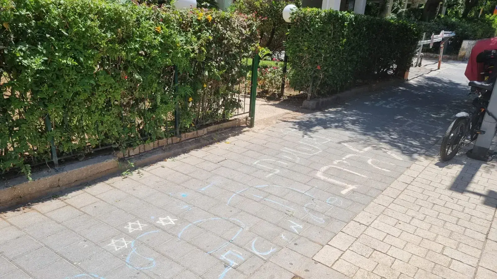 כתובת נאצה נמצאה ליד ביתה של היועמ"שית: "הבית של הכלבה, אכיפה בררנית", 18 ביולי 2023 כתובת נאצה נמצאה ליד ביתה של היועמ"שית: "הבית של הכלבה, אכיפה בררנית", 18 ביולי 2023
